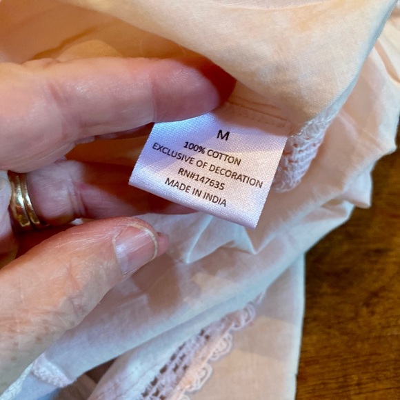 🌺Romeo + Juliet Couture Beach Eyelet Cold Shoulder Top🌺 NWT - Picture 6 of 9